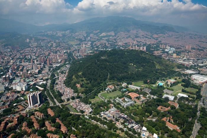 Cerro Nutibara desde un drone. (El cerro verde que sobresale entre la urbanización