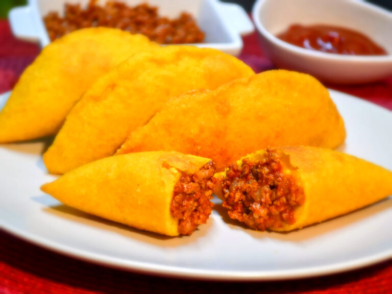 guided-food-and-viewpoints-tour-medellin-empanadas