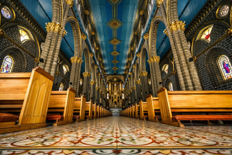 Iglesia gótica y altar ornamentado