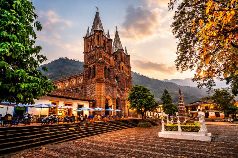 Plaza colonial al atardecer