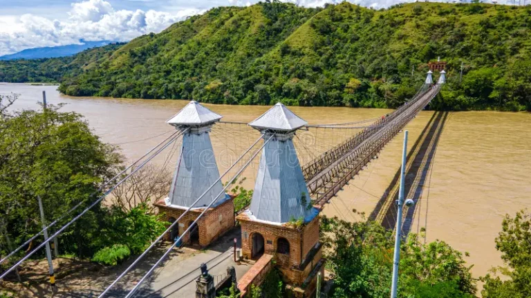puente-de-suspensión-en-santa-fe-antioquia-colombia-una-impresionante-vista-del-icónico-colgante-sobre-el-río-que-exhibe-la-390660803