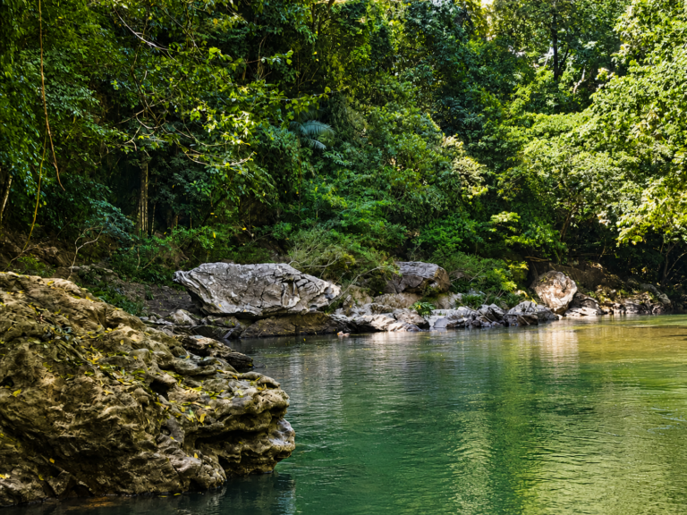 rioclaro-rivers-medellin-rafting-caving